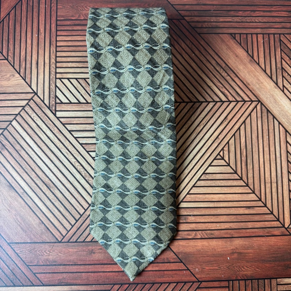 Claiborne Mens Silk Tie Olive Green Tan Geometric Diamond Pattern Necktie